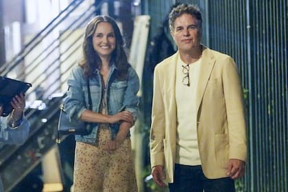 Se trata de Natalie Portman y Mark Ruffalo, que fueron vistos filmando una escena de Good Sex, la comedia romántica dirigida, escrita y producida por Lena Dunham que los tiene como protagonistas. La historia se centra en Ally (Portman), una terapeuta de pareja de 40 años que, tras una larga relación fallida, vuelve a explorar la escena de citas y termina involucrada con un joven hipster (interpretado por Tucker Pillsbury) y un hombre maduro y exitoso (Ruffalo)