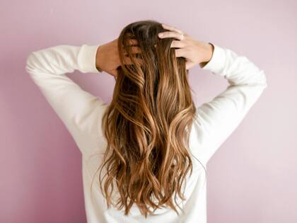 Se trata de ponerse aceite de coco en las puntas del pelo, antes de ducharse