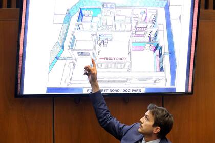 El actor señala la puerta que tocó aquel día cuando fue a buscar a la joven