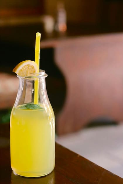 Se trata de un jugo elaborado con frutas amarillas como piña, papaya, limón y mango