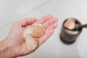 Se trata de un mineral cuyas propiedades astringentes, desodorantes y antisépticas tiene diversos beneficios para todo tipo de piel (Foto de carácter ilustrativa: Freepik)