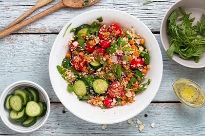 Se trata de un plato que grasas saludables, antioxidantes y magnesio, todos elementos clave para la salud cerebral