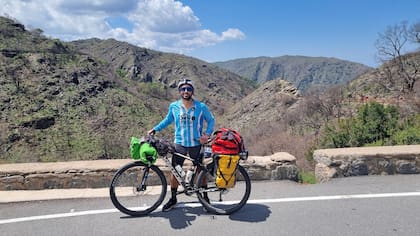 “Se trata de un recorrido donde conectamos con nuestra Córdoba, a lo largo de los veintiséis departamentos de la provincia, a paso lento, haciendo pocos kilómetros por día, tratando de conectar con pueblos pequeños, con las curiosidades, con lo que conecta realmente con lo ancestral y lo que nos lleva a entender nuestros orígenes y todo lo que somos hoy que nace de esta tierra hermosa que es la provincia de Córdoba”