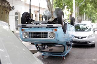 Apareció un auto dado vuelta en el centro de Mendoza