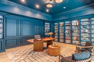 Se trata de una propiedad con siete habitaciones –cuatro en suites–, diez baños, una cocina amplia con isla central y un estudio con una biblioteca con boiserie azul.