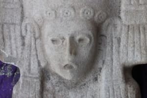 Se trata de una réplica de la escultura de una mujer indígena de la región huasteca