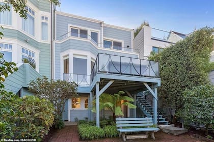 Se trata de una residencia de tres pisos que cuenta con tres dormitorios y dos baos y medio de ms de 957 metros cuadrados