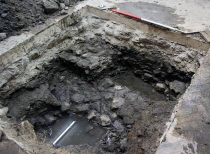 Se trata de una superficie de calle o patio con adoquines romano, descubierto en un pozo de prueba dentro del edificio Debenhams (Foto: Gentileza Universidad de Gloucester)
