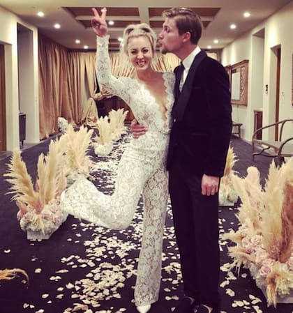 La actriz Kaley Cuoco en su segundo casamiento, con el jinete Karl Cook