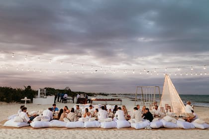 Se trató de una experiencia donde dominó el estilo boho chic con mesas en tonos blancos, arena y beige, texturas naturales, almohadones bajos sobre la playa, hamacas, una carpa estilo tipi y una iluminación cálida que acompañó la caída de la noche