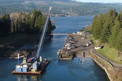 Se tuvo que utilizar una grúa para poder retirar el vehículo del fondo del río Columbia