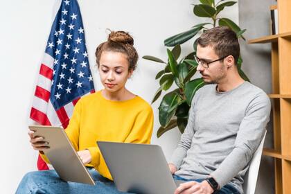 Se usa el formulario I-9 para verificar la identidad y autorización de empleo de las personas contratadas para trabajar en Estados Unidos