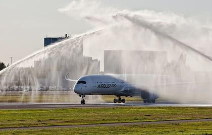 Se usa para felicitar a un piloto que se retira o para un avión que llega de probar una nueva ruta, entre otras cosas