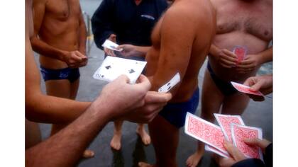 Se usan naipes para determinar las posiciones para el comienzo de una carrera