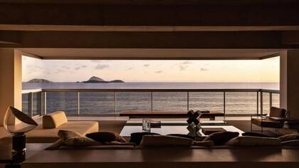 Se utilizan materiales naturales en todo el Apartamento Orla en Río, diseñado por Studio Arthur Casas