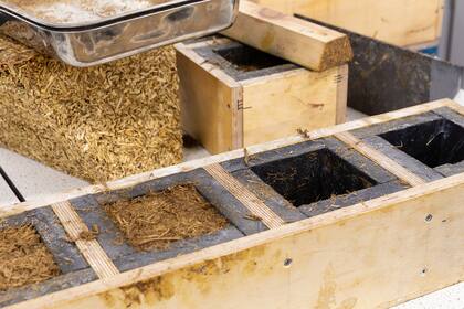 Se utilizan residuos biológicos de la caña de azúcar (bagazo).