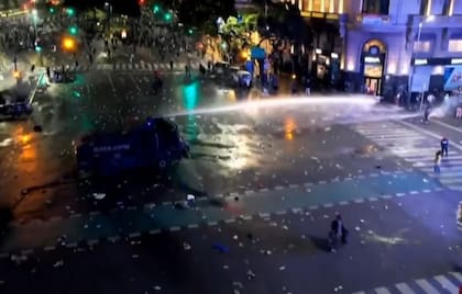 Se utilizaron camiones hidrantes para disuadir a aquellos grupos que se negaban a retirarse de la zona