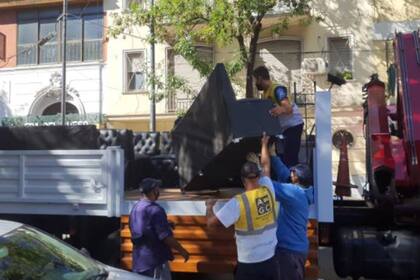 Se utilizaron cinco camiones para transportar todo el mobiliario incautado