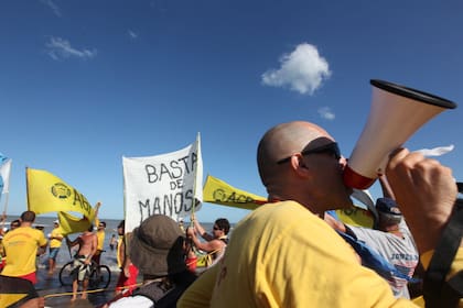 "Se va a acabar, se va a acabar, el manoseo en Pinamar", cantaban los guardavidas