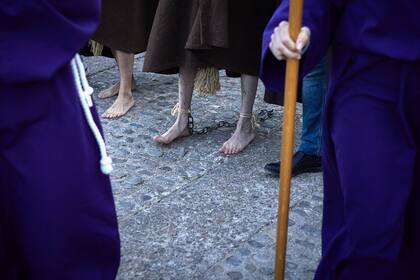 Se ve a los disciplinantes caminando descalzos con los pies encadenados durante la procesión. Los Disciplinantes de la Cofradía de la Santa Veracruz de San Vicente, más conocidos como "Picaos", es una de las manifestaciones religiosas más importantes y conocidas de España