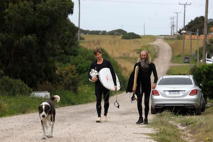 "Se ve a muchos que, desde el ciclismo o las caminatas, se filtran por las calles flanqueadas por vegetación hasta llegar a los límites de las plantaciones de kiwi"