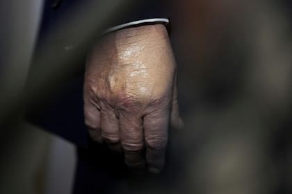 Se ve maquillaje en la mano del presidente Donald Trump mientras habla con periodistas a bordo del Air Force One camino a la Base Conjunta Andrews, Maryland, después de asistir a un homenaje al activista conservador Charlie Kirk en Glendale, Arizona, el domingo 21 de septiembre de 2025