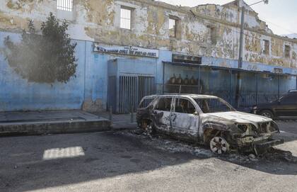 Se ve un automóvil quemado afuera de la Penitenciaría Nacional en el centro de Puerto Príncipe, Haití, el domingo 3 de marzo de 2024.