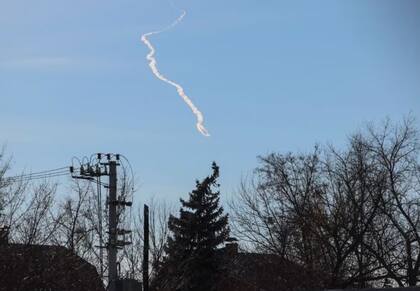 Se ve un rastro de misil en el cielo, mientras continúa el ataque de Rusia contra Ucrania.