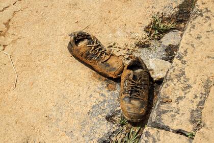 Se ven zapatos cubiertos de barro después de un deslizamiento de tierra, el 16 de febrero de 2022, en la ciudad de Petrópolis, en el estado brasileño de Río de Janeiro.