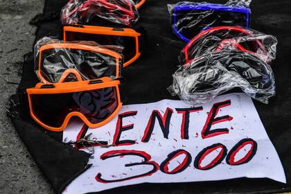 Se venden antiparras para la protección durante una manifestación en apoyo de los que resultaron heridos en el ojo por la policía chilena