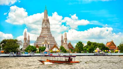 Se verá la vida callejera de Bangkok, el Gran Palacio y los templos budistas, incluidos Wat Arun (foto) y Wat Pho (famoso por el Buda reclinado)