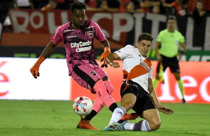 Se viene el 1-0: Julián Álvarez se tira a los pies de Arboleda; el arquero despejó corto y le dejó el remate servido a Quintero
