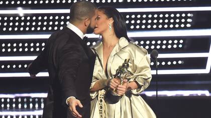 ¿Se viene el beso? Drake antes de darle un galardón a Rihanna, habló sobre sus sentimientos por ella