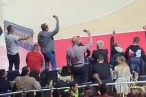 Se enteran del resultado y reaccionan: los videos del desahogo en pleno partido en Serbia