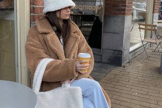 10 formas diferentes de combinar abrigos, zapatos y carteras