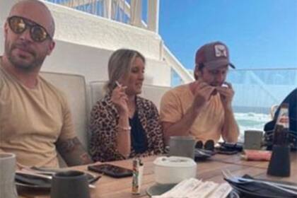 Se viralizaron las imágenes de Vicuña almorzando con amigos en Valparaíso, y la China Suárez no dejó pasar el tema y envió un mensaje a su pareja por las redes sociales