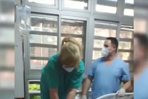 Médicos y enfermeros se grabaron riendo mientras intentaban reanimar a un paciente que murió