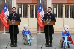 Se vistió de Superman y rodeó a Gabriel Boric con su patacleta (Foto: Captura de video)