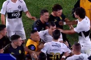 El momento en que los jugadores de Olimpia y Barracas Central se cruzaron en la entrada del vestuario