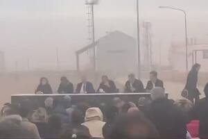 ¡Se volaron! El Presidente encabezó un acto en medio de una tormenta de viento