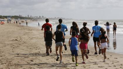 Sea la actividad física elegida, se pueden optar por accesorios como auriculares resistentes al agua, aplicaciones móviles y pulseras inteligentes