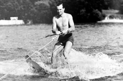 Seaman, haciendo sky acuático en el lago Starnberg, cerca de su casa en Ambach, Alemania