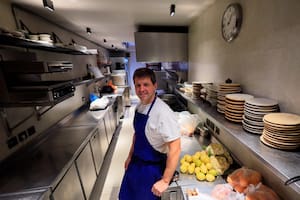 Desafió la solemnidad y creó un restaurante de alta gama en un pasillo de dos metros