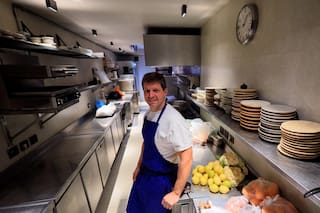 Desafió la solemnidad y creó un restaurante de alta gama en un pasillo de dos metros