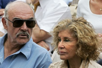 Sean Connery junto a su mujer