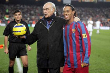 Sean Connery en 2005 junto con Ronaldinho (Barcelona), en el Partido por la Paz