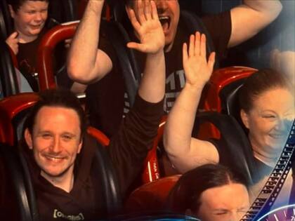 Sean Evans aseguró cobrar un sueldo de "seis cifras" para probar las montañas rusas (Instagram: @officiallifthillsandthrills)