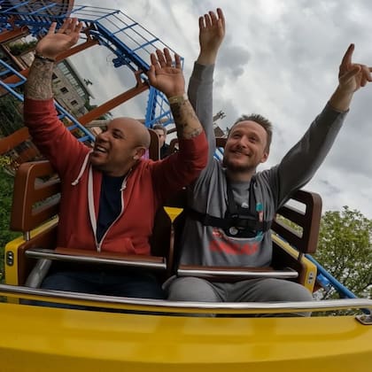 Sean Evans se dedica a recorrer las montañas rusas del Reino Unido (Instagram: @officiallifthillsandthrills)