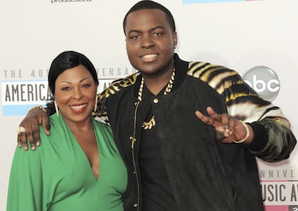 Sean Kingston y su madre años atrás (Foto: Jordan Strauss/Inivison/AP)
