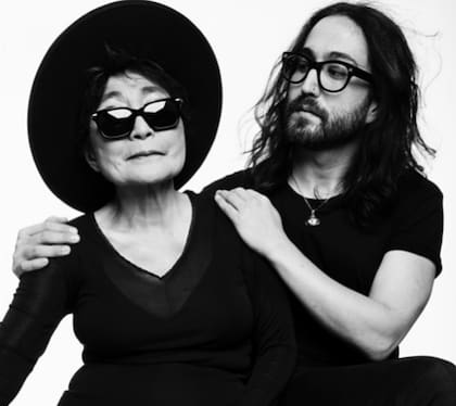 Sean Lennon junto a su madre, Yoko Ono